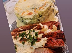 Una foto de Tapa de asado marinada...timbal de arroz espinaca queso y ricota