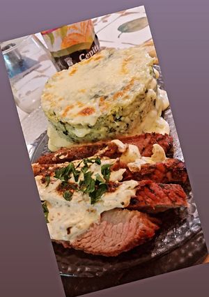 Una foto de Tapa de asado marinada...timbal de arroz espinaca queso y ricota