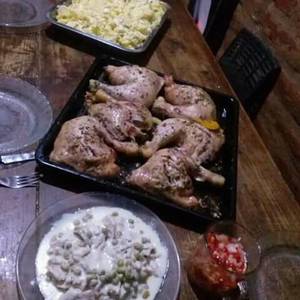 Pollo saborizado, ensalada rusa, y pollo en cubos con salsa