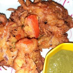 A picture of Onion tomato pakodi.