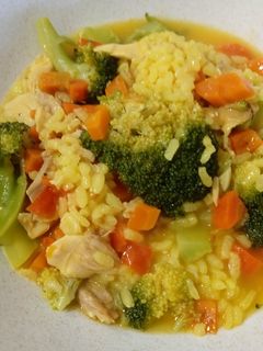 Una foto de Arroz caldoso de pollo y brócoli 🥦