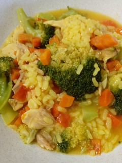 Una foto de Arroz caldoso de pollo y brócoli 🥦