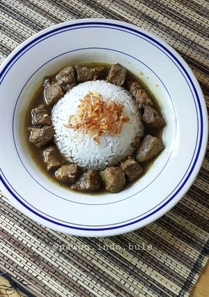A picture of Beef Black Soup (Rawon).
