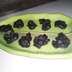 Praline Cashew Chocolate Cluster A picture of Praline Cashew Chocolate Cluster.