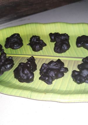 A picture of Praline Cashew Chocolate Cluster.