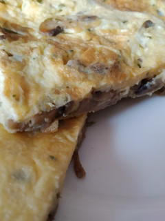Una foto de Tortilla de champiñones con ajo y perejil