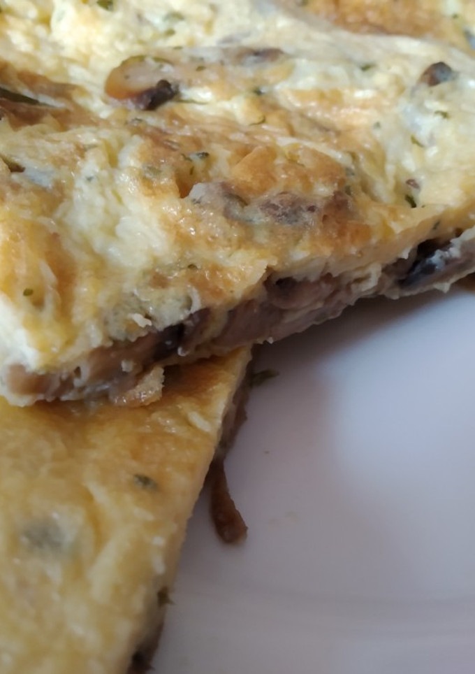 Una foto de Tortilla de champiñones con ajo y perejil