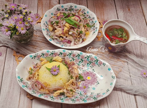 Hình của món Cơm gà và các món ăn kèm.