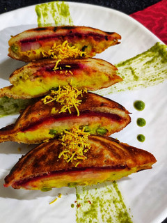 व्हेज टोस्ट सँडविच स्ट्रीट स्टाईल (veg toast sandwich street style recipe in marathi) रेसिपी चे मुख्य फोटो 