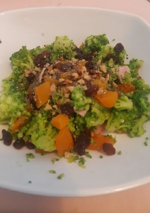 Une photo de Salade brocoli/fruits secs