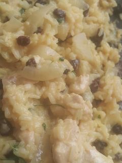 Una foto de Arroz con pollo y pasas de uva