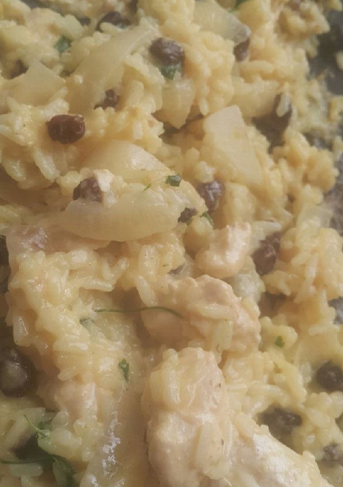 Una foto de Arroz con pollo y pasas de uva