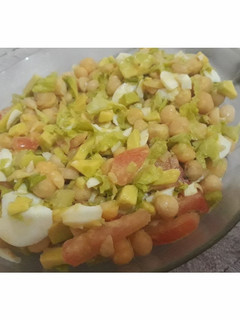 Una foto de Ensalada de garbanzos