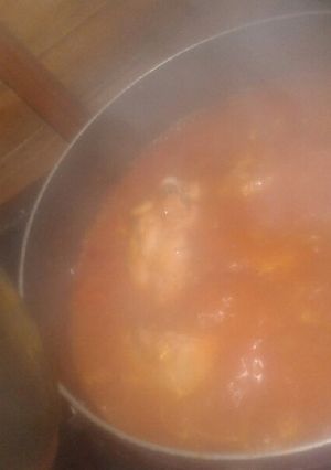Una foto de Salsa de tomate con pollo 🍝🍗