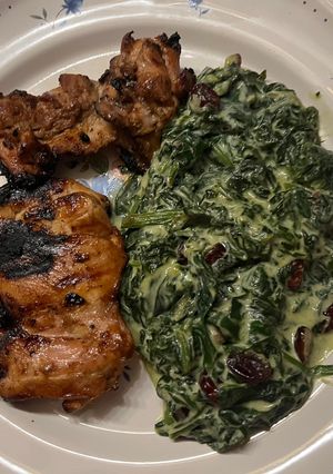 Una foto de Pollo marinado oriental a la barbacoa con espinacas a la crema y arándanos!!!!