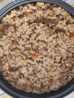 Una foto de Arroz con pollo y setas