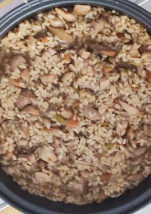 Una foto de Arroz con pollo y setas