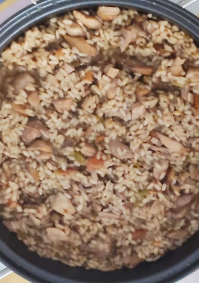 Una foto de Arroz con pollo y setas