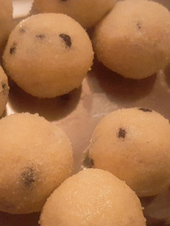 ரவை லட்டுக்கள் செய்முறை முக்கிய புகைப்படம்