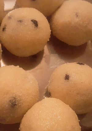 ரவை லட்டுக்கள் செய்முறை முக்கிய புகைப்படம்
