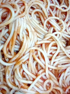 Una foto de Tallarines con orégano y salsa