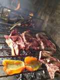 Costilla a las brasas con morrón relleno
