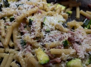 Foto di Maccheroni speck e pecorino