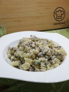 Tejszínes, medvehagymás, húsos, borsós fusilli recept fotója