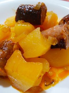 Una foto de Patatas a la sidra con chorizo y longaniza
