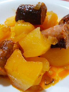 Una foto de Patatas a la sidra con chorizo y longaniza