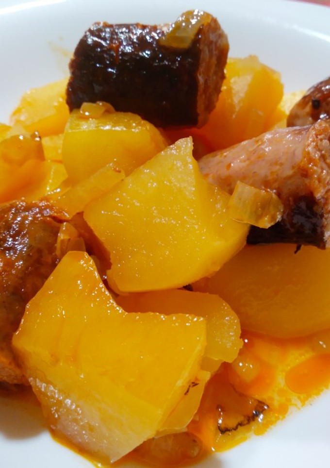 Una foto de Patatas a la sidra con chorizo y longaniza