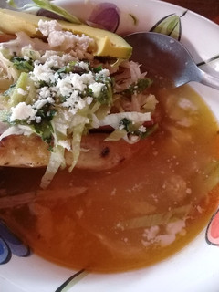 Una foto de Taquitos dorados de pollo y consomé