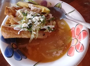 Una foto de Taquitos dorados de pollo y consomé
