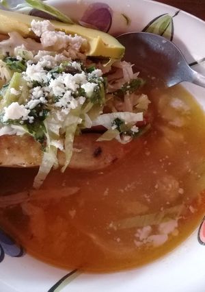 Una foto de Taquitos dorados de pollo y consomé