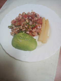 Una foto de Ensalada express con aguacate y espárragos blancos