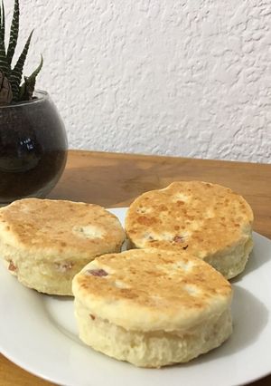 Una foto de Scon de panceta y queso