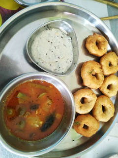 મેંદુ વડા (Medu Vada Recipe In Gujarati) રેસીપી મુખ્ય ફોટો