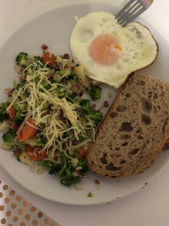 Una foto de Mix de verduras y jamón con huevo