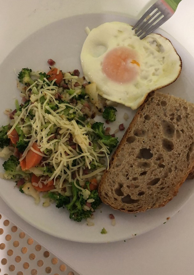 Una foto de Mix de verduras y jamón con huevo