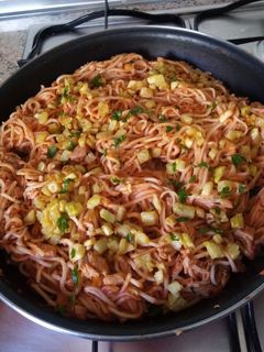 Una foto de Noodles con calabacín y atún en conserva
