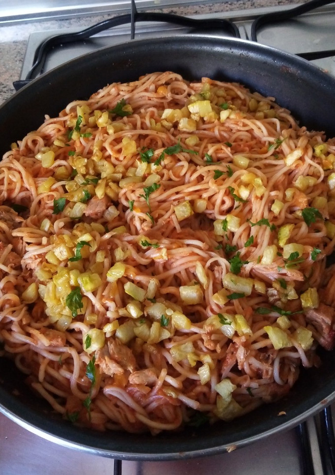 Una foto de Noodles con calabacín y atún en conserva