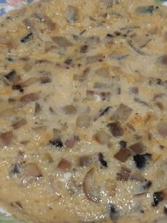 Una foto de Tortilla de champiñones y cebolla con queso