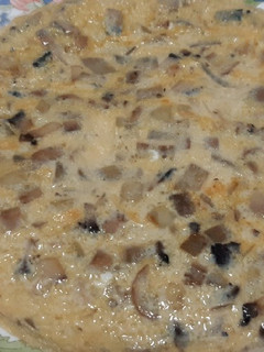 Una foto de Tortilla de champiñones y cebolla con queso