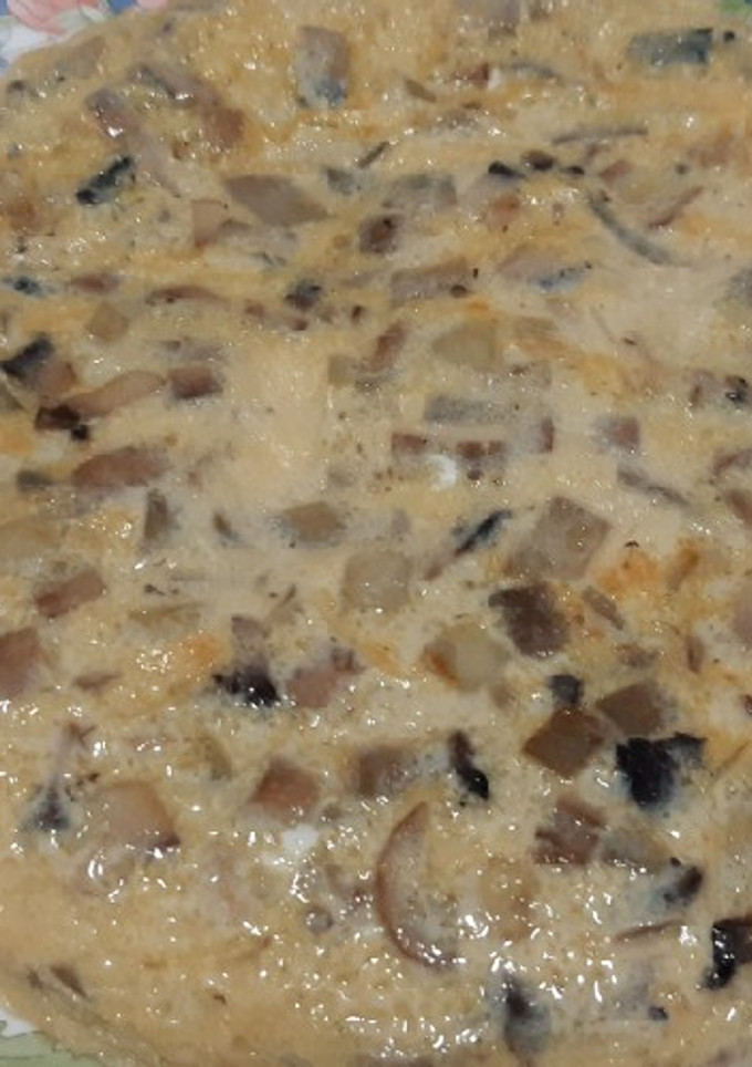 Una foto de Tortilla de champiñones y cebolla con queso