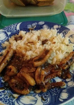 Una foto de Calamar al vino blanco con arroz