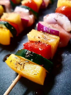 Una foto de Brochetas de cerdo y piña con salsa BBQ