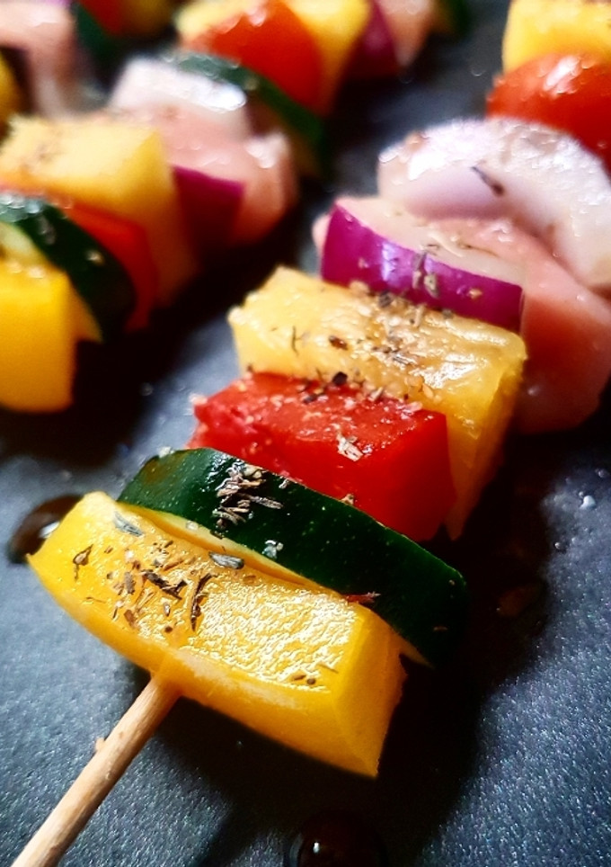 Una foto de Brochetas de cerdo y piña con salsa BBQ