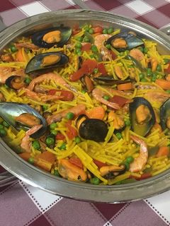 Una foto de Fideuá de mejillones y gambas