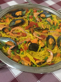 Una foto de Fideuá de mejillones y gambas