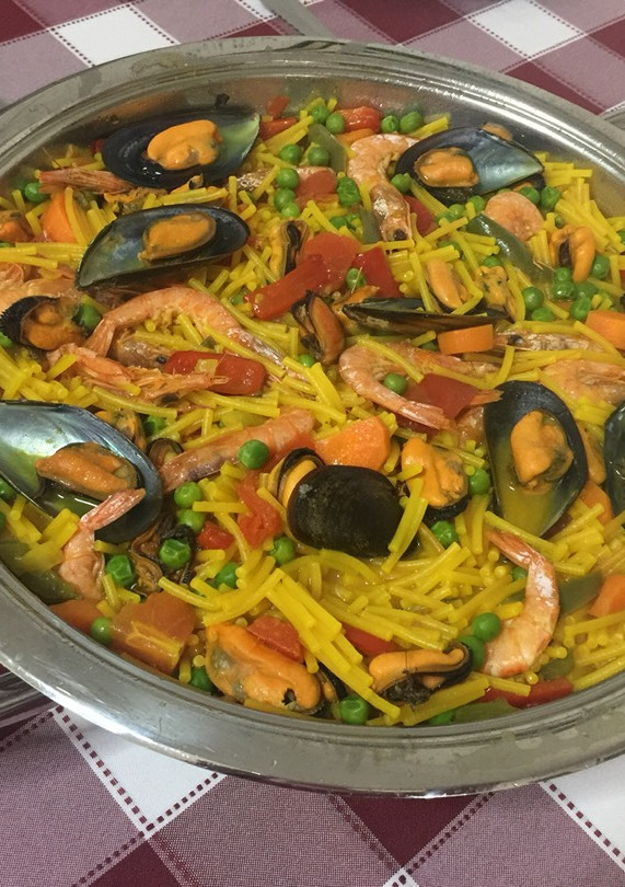 Una foto de Fideuá de mejillones y gambas